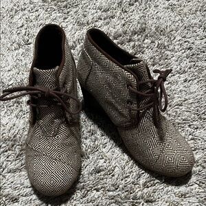 Toms Brown Geometric Chukka Boots